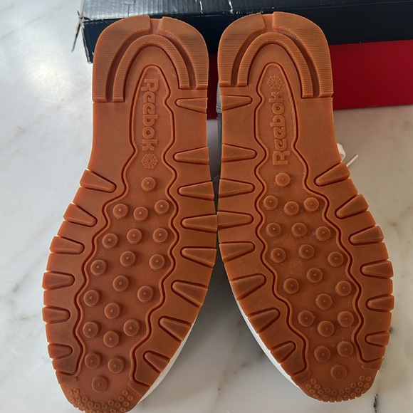 NIB Reebok Women’s Classic Leather Sneaker in size 8.5 - Picture 3 of 4